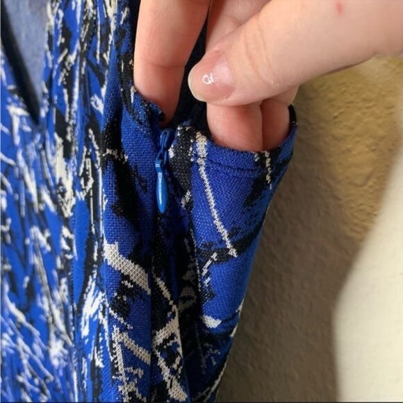 Derek Lam New York v-neck blue and black abstract print swing knit dress size 6 - Picture 6 of 12
